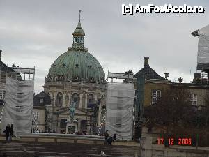[P41] Complexul Amalienborg, dominat de Marmorkirken. Se văd statuia lui Frederick V și fîntîna arteziană nefuncțională la moment de pe chei » foto by abancor
 - 
<span class="allrVoted glyphicon glyphicon-heart hidden" id="av417582"></span>
<a class="m-l-10 hidden" id="sv417582" onclick="voting_Foto_DelVot(,417582,4424)" role="button">șterge vot <span class="glyphicon glyphicon-remove"></span></a>
<a id="v9417582" class=" c-red"  onclick="voting_Foto_SetVot(417582)" role="button"><span class="glyphicon glyphicon-heart-empty"></span> <b>LIKE</b> = Votează poza</a> <img class="hidden"  id="f417582W9" src="/imagini/loader.gif" border="0" /><span class="AjErrMes hidden" id="e417582ErM"></span>