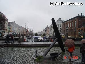 [P05] Monumentul Eroilor Marinei – Ancora Memorială. Aici se sfîrșește canalul Nyhavn. Se văd ghișeele de bilete pentru tururi cu barca. Lîngă ele este și locul de îmbarcare » foto by abancor
 - 
<span class="allrVoted glyphicon glyphicon-heart hidden" id="av417534"></span>
<a class="m-l-10 hidden" id="sv417534" onclick="voting_Foto_DelVot(,417534,4424)" role="button">șterge vot <span class="glyphicon glyphicon-remove"></span></a>
<a id="v9417534" class=" c-red"  onclick="voting_Foto_SetVot(417534)" role="button"><span class="glyphicon glyphicon-heart-empty"></span> <b>LIKE</b> = Votează poza</a> <img class="hidden"  id="f417534W9" src="/imagini/loader.gif" border="0" /><span class="AjErrMes hidden" id="e417534ErM"></span>