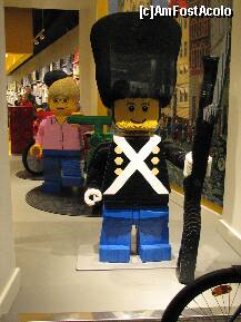 [P03] vitrina magazinului Lego de pe str. Stroget » foto by roxanai
 - 
<span class="allrVoted glyphicon glyphicon-heart hidden" id="av186961"></span>
<a class="m-l-10 hidden" id="sv186961" onclick="voting_Foto_DelVot(,186961,4424)" role="button">șterge vot <span class="glyphicon glyphicon-remove"></span></a>
<a id="v9186961" class=" c-red"  onclick="voting_Foto_SetVot(186961)" role="button"><span class="glyphicon glyphicon-heart-empty"></span> <b>LIKE</b> = Votează poza</a> <img class="hidden"  id="f186961W9" src="/imagini/loader.gif" border="0" /><span class="AjErrMes hidden" id="e186961ErM"></span>