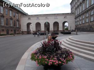 [P05] În curtea interioară a palatului Christiansborg.  » foto by marius gaudi*
 - 
<span class="allrVoted glyphicon glyphicon-heart hidden" id="av810610"></span>
<a class="m-l-10 hidden" id="sv810610" onclick="voting_Foto_DelVot(,810610,4424)" role="button">șterge vot <span class="glyphicon glyphicon-remove"></span></a>
<a id="v9810610" class=" c-red"  onclick="voting_Foto_SetVot(810610)" role="button"><span class="glyphicon glyphicon-heart-empty"></span> <b>LIKE</b> = Votează poza</a> <img class="hidden"  id="f810610W9" src="/imagini/loader.gif" border="0" /><span class="AjErrMes hidden" id="e810610ErM"></span>