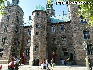[P15] O parte din cladirea Palatului Rosenborg din Copenhaga » foto by ileanaxperta*
 - 
<span class="allrVoted glyphicon glyphicon-heart hidden" id="av601564"></span>
<a class="m-l-10 hidden" id="sv601564" onclick="voting_Foto_DelVot(,601564,4424)" role="button">șterge vot <span class="glyphicon glyphicon-remove"></span></a>
<a id="v9601564" class=" c-red"  onclick="voting_Foto_SetVot(601564)" role="button"><span class="glyphicon glyphicon-heart-empty"></span> <b>LIKE</b> = Votează poza</a> <img class="hidden"  id="f601564W9" src="/imagini/loader.gif" border="0" /><span class="AjErrMes hidden" id="e601564ErM"></span>
