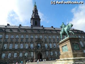 [P26] Palatul Christiansborg, cu statuia regelui Frederic al-VII-lea, in Piata Palatului din Copenhaga » foto by ileanaxperta*
 - 
<span class="allrVoted glyphicon glyphicon-heart hidden" id="av601589"></span>
<a class="m-l-10 hidden" id="sv601589" onclick="voting_Foto_DelVot(,601589,4424)" role="button">șterge vot <span class="glyphicon glyphicon-remove"></span></a>
<a id="v9601589" class=" c-red"  onclick="voting_Foto_SetVot(601589)" role="button"><span class="glyphicon glyphicon-heart-empty"></span> <b>LIKE</b> = Votează poza</a> <img class="hidden"  id="f601589W9" src="/imagini/loader.gif" border="0" /><span class="AjErrMes hidden" id="e601589ErM"></span>