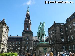[P28] Palatul Christiansborg, cu statuia ecvestra a regelui Christian al-VII-lea, in Copenhaga » foto by ileanaxperta*
 - 
<span class="allrVoted glyphicon glyphicon-heart hidden" id="av601595"></span>
<a class="m-l-10 hidden" id="sv601595" onclick="voting_Foto_DelVot(,601595,4424)" role="button">șterge vot <span class="glyphicon glyphicon-remove"></span></a>
<a id="v9601595" class=" c-red"  onclick="voting_Foto_SetVot(601595)" role="button"><span class="glyphicon glyphicon-heart-empty"></span> <b>LIKE</b> = Votează poza</a> <img class="hidden"  id="f601595W9" src="/imagini/loader.gif" border="0" /><span class="AjErrMes hidden" id="e601595ErM"></span>