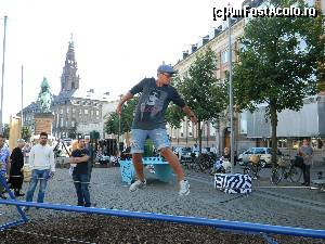 [P30] In Hojbro Plads e sarbatoare... chiar si pe sarma! (in fundal este statuia ecvestra a lui Absalon si turnul Palatului Christiansborg » foto by ileanaxperta*
 - 
<span class="allrVoted glyphicon glyphicon-heart hidden" id="av602743"></span>
<a class="m-l-10 hidden" id="sv602743" onclick="voting_Foto_DelVot(,602743,4424)" role="button">șterge vot <span class="glyphicon glyphicon-remove"></span></a>
<a id="v9602743" class=" c-red"  onclick="voting_Foto_SetVot(602743)" role="button"><span class="glyphicon glyphicon-heart-empty"></span> <b>LIKE</b> = Votează poza</a> <img class="hidden"  id="f602743W9" src="/imagini/loader.gif" border="0" /><span class="AjErrMes hidden" id="e602743ErM"></span>
