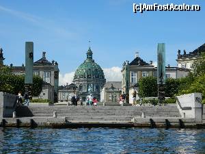 [P43] Complexul Amalienborg, resedinta familiei regale, cu Biserica De Marmura si statuia regelui Frederik al V-lea » foto by ileanaxperta*
 - 
<span class="allrVoted glyphicon glyphicon-heart hidden" id="av602797"></span>
<a class="m-l-10 hidden" id="sv602797" onclick="voting_Foto_DelVot(,602797,4424)" role="button">șterge vot <span class="glyphicon glyphicon-remove"></span></a>
<a id="v9602797" class=" c-red"  onclick="voting_Foto_SetVot(602797)" role="button"><span class="glyphicon glyphicon-heart-empty"></span> <b>LIKE</b> = Votează poza</a> <img class="hidden"  id="f602797W9" src="/imagini/loader.gif" border="0" /><span class="AjErrMes hidden" id="e602797ErM"></span>