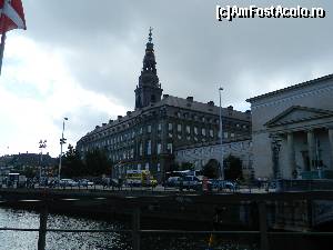 [P57] Final de croaziera... pe pontonul din Gamel Strand, in imediata apropiere a Palatului Christiansborg » foto by ileanaxperta*
 - 
<span class="allrVoted glyphicon glyphicon-heart hidden" id="av602827"></span>
<a class="m-l-10 hidden" id="sv602827" onclick="voting_Foto_DelVot(,602827,4424)" role="button">șterge vot <span class="glyphicon glyphicon-remove"></span></a>
<a id="v9602827" class=" c-red"  onclick="voting_Foto_SetVot(602827)" role="button"><span class="glyphicon glyphicon-heart-empty"></span> <b>LIKE</b> = Votează poza</a> <img class="hidden"  id="f602827W9" src="/imagini/loader.gif" border="0" /><span class="AjErrMes hidden" id="e602827ErM"></span>