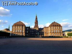 [P02] Palatul Christianborg – care găzduieşte Parlamentul danez » foto by gettyy
 - 
<span class="allrVoted glyphicon glyphicon-heart hidden" id="av1159617"></span>
<a class="m-l-10 hidden" id="sv1159617" onclick="voting_Foto_DelVot(,1159617,4424)" role="button">șterge vot <span class="glyphicon glyphicon-remove"></span></a>
<a id="v91159617" class=" c-red"  onclick="voting_Foto_SetVot(1159617)" role="button"><span class="glyphicon glyphicon-heart-empty"></span> <b>LIKE</b> = Votează poza</a> <img class="hidden"  id="f1159617W9" src="/imagini/loader.gif" border="0" /><span class="AjErrMes hidden" id="e1159617ErM"></span>
