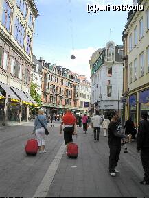 [P15] Tot pe Strøget, pietonala din Copenhaga » foto by Costi
 - 
<span class="allrVoted glyphicon glyphicon-heart hidden" id="av160644"></span>
<a class="m-l-10 hidden" id="sv160644" onclick="voting_Foto_DelVot(,160644,4424)" role="button">șterge vot <span class="glyphicon glyphicon-remove"></span></a>
<a id="v9160644" class=" c-red"  onclick="voting_Foto_SetVot(160644)" role="button"><span class="glyphicon glyphicon-heart-empty"></span> <b>LIKE</b> = Votează poza</a> <img class="hidden"  id="f160644W9" src="/imagini/loader.gif" border="0" /><span class="AjErrMes hidden" id="e160644ErM"></span>