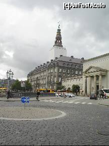 [P22] Vedere spre Christiansborg Slot. Chiar în faţă, Højbro, Podul Mare. » foto by Costi
 - 
<span class="allrVoted glyphicon glyphicon-heart hidden" id="av160670"></span>
<a class="m-l-10 hidden" id="sv160670" onclick="voting_Foto_DelVot(,160670,4424)" role="button">șterge vot <span class="glyphicon glyphicon-remove"></span></a>
<a id="v9160670" class=" c-red"  onclick="voting_Foto_SetVot(160670)" role="button"><span class="glyphicon glyphicon-heart-empty"></span> <b>LIKE</b> = Votează poza</a> <img class="hidden"  id="f160670W9" src="/imagini/loader.gif" border="0" /><span class="AjErrMes hidden" id="e160670ErM"></span>
