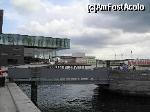 [P37] Debarcaderul de la capătul Nyhavn şi, în stânga, o parte din Skuespilhuset, noul sediu al Teatrului Regal Danez » foto by Costi
 - 
<span class="allrVoted glyphicon glyphicon-heart hidden" id="av160734"></span>
<a class="m-l-10 hidden" id="sv160734" onclick="voting_Foto_DelVot(,160734,4424)" role="button">șterge vot <span class="glyphicon glyphicon-remove"></span></a>
<a id="v9160734" class=" c-red"  onclick="voting_Foto_SetVot(160734)" role="button"><span class="glyphicon glyphicon-heart-empty"></span> <b>LIKE</b> = Votează poza</a> <img class="hidden"  id="f160734W9" src="/imagini/loader.gif" border="0" /><span class="AjErrMes hidden" id="e160734ErM"></span>