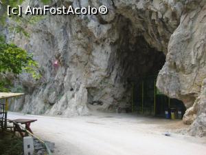 [P03] Pe partea dreaptă a drumului se observă deschizătura impresionantă care reprezintă intrarea în peștera Polovragi.  » foto by Floryn81
 - 
<span class="allrVoted glyphicon glyphicon-heart hidden" id="av931689"></span>
<a class="m-l-10 hidden" id="sv931689" onclick="voting_Foto_DelVot(,931689,4440)" role="button">șterge vot <span class="glyphicon glyphicon-remove"></span></a>
<a id="v9931689" class=" c-red"  onclick="voting_Foto_SetVot(931689)" role="button"><span class="glyphicon glyphicon-heart-empty"></span> <b>LIKE</b> = Votează poza</a> <img class="hidden"  id="f931689W9" src="/imagini/loader.gif" border="0" /><span class="AjErrMes hidden" id="e931689ErM"></span>