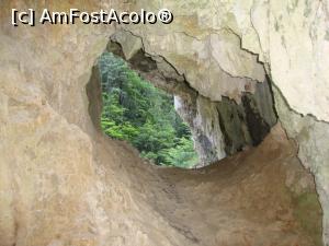 [P04] Am intrat în peșteră; acesta este o mică deschizătură ce contribuie la ventilarea peșterii.  » foto by Floryn81
 - 
<span class="allrVoted glyphicon glyphicon-heart hidden" id="av931690"></span>
<a class="m-l-10 hidden" id="sv931690" onclick="voting_Foto_DelVot(,931690,4440)" role="button">șterge vot <span class="glyphicon glyphicon-remove"></span></a>
<a id="v9931690" class=" c-red"  onclick="voting_Foto_SetVot(931690)" role="button"><span class="glyphicon glyphicon-heart-empty"></span> <b>LIKE</b> = Votează poza</a> <img class="hidden"  id="f931690W9" src="/imagini/loader.gif" border="0" /><span class="AjErrMes hidden" id="e931690ErM"></span>