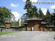 [P01] Poarta mănăstirii Polovragi şi, în fundal cheile Olteţului » foto by Costi
 - 
<span class="allrVoted glyphicon glyphicon-heart hidden" id="av39086"></span>
<a class="m-l-10 hidden" id="sv39086" onclick="voting_Foto_DelVot(,39086,4440)" role="button">șterge vot <span class="glyphicon glyphicon-remove"></span></a>
<a id="v939086" class=" c-red"  onclick="voting_Foto_SetVot(39086)" role="button"><span class="glyphicon glyphicon-heart-empty"></span> <b>LIKE</b> = Votează poza</a> <img class="hidden"  id="f39086W9" src="/imagini/loader.gif" border="0" /><span class="AjErrMes hidden" id="e39086ErM"></span>