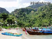 [P07] phi phi don- insula locuibila, dar mai putin frumoasa fata de phi phi leh-maya bay » foto by charlie
 - 
<span class="allrVoted glyphicon glyphicon-heart hidden" id="av171793"></span>
<a class="m-l-10 hidden" id="sv171793" onclick="voting_Foto_DelVot(,171793,4448)" role="button">șterge vot <span class="glyphicon glyphicon-remove"></span></a>
<a id="v9171793" class=" c-red"  onclick="voting_Foto_SetVot(171793)" role="button"><span class="glyphicon glyphicon-heart-empty"></span> <b>LIKE</b> = Votează poza</a> <img class="hidden"  id="f171793W9" src="/imagini/loader.gif" border="0" /><span class="AjErrMes hidden" id="e171793ErM"></span>