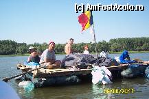 [P37] Misiunea lor - atragerea atentiei asupra poluarii Dunarii. Itinerariul: Stelnica, judetul Ialomita - Braila - Galati - Tulcea - Sfantu Gheorghe ( destinatie unde vor preda peturile plutei, plus pe cele care plutesc pe Dunare) » foto by Alina53
 - 
<span class="allrVoted glyphicon glyphicon-heart hidden" id="av239316"></span>
<a class="m-l-10 hidden" id="sv239316" onclick="voting_Foto_DelVot(,239316,4457)" role="button">șterge vot <span class="glyphicon glyphicon-remove"></span></a>
<a id="v9239316" class=" c-red"  onclick="voting_Foto_SetVot(239316)" role="button"><span class="glyphicon glyphicon-heart-empty"></span> <b>LIKE</b> = Votează poza</a> <img class="hidden"  id="f239316W9" src="/imagini/loader.gif" border="0" /><span class="AjErrMes hidden" id="e239316ErM"></span>