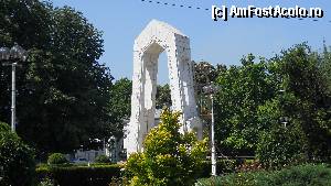 [P15] galati monumentul eroilor- linga teatrul dramatic » foto by cotoranu
 - 
<span class="allrVoted glyphicon glyphicon-heart hidden" id="av395906"></span>
<a class="m-l-10 hidden" id="sv395906" onclick="voting_Foto_DelVot(,395906,4457)" role="button">șterge vot <span class="glyphicon glyphicon-remove"></span></a>
<a id="v9395906" class=" c-red"  onclick="voting_Foto_SetVot(395906)" role="button"><span class="glyphicon glyphicon-heart-empty"></span> <b>LIKE</b> = Votează poza</a> <img class="hidden"  id="f395906W9" src="/imagini/loader.gif" border="0" /><span class="AjErrMes hidden" id="e395906ErM"></span>