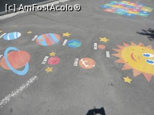 [P16] Interesante jocuri educative trasate pe asfaltul falezei - Galați.  » foto by tata123 🔱
 - 
<span class="allrVoted glyphicon glyphicon-heart hidden" id="av864335"></span>
<a class="m-l-10 hidden" id="sv864335" onclick="voting_Foto_DelVot(,864335,4457)" role="button">șterge vot <span class="glyphicon glyphicon-remove"></span></a>
<a id="v9864335" class=" c-red"  onclick="voting_Foto_SetVot(864335)" role="button"><span class="glyphicon glyphicon-heart-empty"></span> <b>LIKE</b> = Votează poza</a> <img class="hidden"  id="f864335W9" src="/imagini/loader.gif" border="0" /><span class="AjErrMes hidden" id="e864335ErM"></span>