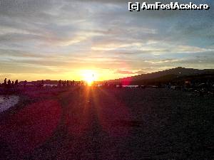 [P05] Apus pe plaja din Potos, absolut superb. chiar in port, se vede de pe plaja Alexandra in stanga.  » foto by blonduta_blue
 - 
<span class="allrVoted glyphicon glyphicon-heart hidden" id="av521204"></span>
<a class="m-l-10 hidden" id="sv521204" onclick="voting_Foto_DelVot(,521204,4512)" role="button">șterge vot <span class="glyphicon glyphicon-remove"></span></a>
<a id="v9521204" class=" c-red"  onclick="voting_Foto_SetVot(521204)" role="button"><span class="glyphicon glyphicon-heart-empty"></span> <b>LIKE</b> = Votează poza</a> <img class="hidden"  id="f521204W9" src="/imagini/loader.gif" border="0" /><span class="AjErrMes hidden" id="e521204ErM"></span>