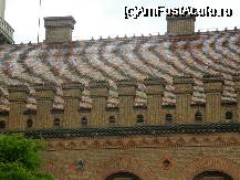 [P19] Univ. Cernauti - acoperis in tigla smaltuita colorata (cel mai probabil de Radauti, fiind foarte aproape), broderie exterioara pana la cel mai mic detaliu a arcadelor; cred ca poti sa te uiti o saptamana la ea si tot mai ai de descoperit. » foto by cc_iordachescu
 - 
<span class="allrVoted glyphicon glyphicon-heart hidden" id="av41700"></span>
<a class="m-l-10 hidden" id="sv41700" onclick="voting_Foto_DelVot(,41700,4521)" role="button">șterge vot <span class="glyphicon glyphicon-remove"></span></a>
<a id="v941700" class=" c-red"  onclick="voting_Foto_SetVot(41700)" role="button"><span class="glyphicon glyphicon-heart-empty"></span> <b>LIKE</b> = Votează poza</a> <img class="hidden"  id="f41700W9" src="/imagini/loader.gif" border="0" /><span class="AjErrMes hidden" id="e41700ErM"></span>