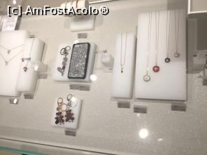 [P38] Swarovski - Ajungem la zi, adica la produsele expuse pentru vanzare » foto by mishu
 - 
<span class="allrVoted glyphicon glyphicon-heart hidden" id="av1008260"></span>
<a class="m-l-10 hidden" id="sv1008260" onclick="voting_Foto_DelVot(,1008260,4541)" role="button">șterge vot <span class="glyphicon glyphicon-remove"></span></a>
<a id="v91008260" class=" c-red"  onclick="voting_Foto_SetVot(1008260)" role="button"><span class="glyphicon glyphicon-heart-empty"></span> <b>LIKE</b> = Votează poza</a> <img class="hidden"  id="f1008260W9" src="/imagini/loader.gif" border="0" /><span class="AjErrMes hidden" id="e1008260ErM"></span>