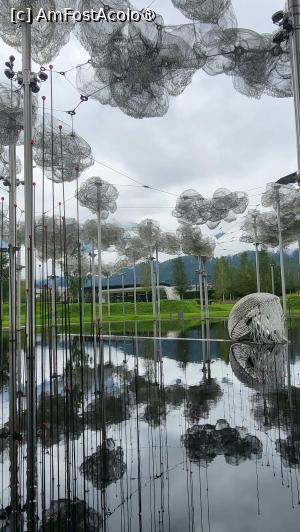 [P03] ,,Crystal Cloud & Mirror Pool”. Norii de cristal formati din aproximativ 800.000 de cristale Swarovski montate manual plutesc deasupra bazinului negru cu oglinda. » foto by geani anto
 - 
<span class="allrVoted glyphicon glyphicon-heart hidden" id="av1420459"></span>
<a class="m-l-10 hidden" id="sv1420459" onclick="voting_Foto_DelVot(,1420459,4541)" role="button">șterge vot <span class="glyphicon glyphicon-remove"></span></a>
<a id="v91420459" class=" c-red"  onclick="voting_Foto_SetVot(1420459)" role="button"><span class="glyphicon glyphicon-heart-empty"></span> <b>LIKE</b> = Votează poza</a> <img class="hidden"  id="f1420459W9" src="/imagini/loader.gif" border="0" /><span class="AjErrMes hidden" id="e1420459ErM"></span>