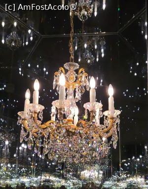 [P41] ,,Chandelier of Grief” are in centru elementul candelabru rotativ din cristale Swarovski, al carui luciu prinde viata intr-o camera captusita complet cu oglinzi. Camera creeaza iluzia de a fi intr-un spatiu infinit. » foto by geani anto
 - 
<span class="allrVoted glyphicon glyphicon-heart hidden" id="av1420497"></span>
<a class="m-l-10 hidden" id="sv1420497" onclick="voting_Foto_DelVot(,1420497,4541)" role="button">șterge vot <span class="glyphicon glyphicon-remove"></span></a>
<a id="v91420497" class=" c-red"  onclick="voting_Foto_SetVot(1420497)" role="button"><span class="glyphicon glyphicon-heart-empty"></span> <b>LIKE</b> = Votează poza</a> <img class="hidden"  id="f1420497W9" src="/imagini/loader.gif" border="0" /><span class="AjErrMes hidden" id="e1420497ErM"></span>