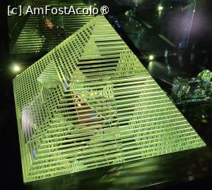 [P47] Piramida lui Keops din Giza, cantareste 105 kilograme. Interesante sunt filmuletele amuzante care ruleaza in interiorul cristalelor, prezentand o mumie in piramida, care se misca. » foto by geani anto
 - 
<span class="allrVoted glyphicon glyphicon-heart hidden" id="av1420503"></span>
<a class="m-l-10 hidden" id="sv1420503" onclick="voting_Foto_DelVot(,1420503,4541)" role="button">șterge vot <span class="glyphicon glyphicon-remove"></span></a>
<a id="v91420503" class=" c-red"  onclick="voting_Foto_SetVot(1420503)" role="button"><span class="glyphicon glyphicon-heart-empty"></span> <b>LIKE</b> = Votează poza</a> <img class="hidden"  id="f1420503W9" src="/imagini/loader.gif" border="0" /><span class="AjErrMes hidden" id="e1420503ErM"></span>