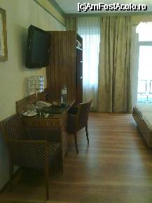 [P04] Hotel Vienna - camera vazuta de la intrare. Birou, televizor LCD destul de mare » foto by alexandruduma
 - 
<span class="allrVoted glyphicon glyphicon-heart hidden" id="av41084"></span>
<a class="m-l-10 hidden" id="sv41084" onclick="voting_Foto_DelVot(,41084,4547)" role="button">șterge vot <span class="glyphicon glyphicon-remove"></span></a>
<a id="v941084" class=" c-red"  onclick="voting_Foto_SetVot(41084)" role="button"><span class="glyphicon glyphicon-heart-empty"></span> <b>LIKE</b> = Votează poza</a> <img class="hidden"  id="f41084W9" src="/imagini/loader.gif" border="0" /><span class="AjErrMes hidden" id="e41084ErM"></span>