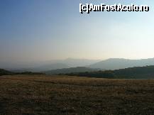[P19] Dacă tot vrem să învingem 'Balaurul', o luăm mai pe ocolite... Aici suntem pe interfluviul dinspre Piatra-Neamţ (aflat jos în depărtare, spre stânga imaginii). » foto by Qvadratvus
 - 
<span class="allrVoted glyphicon glyphicon-heart hidden" id="av390101"></span>
<a class="m-l-10 hidden" id="sv390101" onclick="voting_Foto_DelVot(,390101,4549)" role="button">șterge vot <span class="glyphicon glyphicon-remove"></span></a>
<a id="v9390101" class=" c-red"  onclick="voting_Foto_SetVot(390101)" role="button"><span class="glyphicon glyphicon-heart-empty"></span> <b>LIKE</b> = Votează poza</a> <img class="hidden"  id="f390101W9" src="/imagini/loader.gif" border="0" /><span class="AjErrMes hidden" id="e390101ErM"></span>