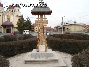 [P16] Tg. Jiu. Biserica Sf. Ap. Petru și Pavel alături de Troița dedicată altor Eroi. » foto by mihaelavoicu
 - 
<span class="allrVoted glyphicon glyphicon-heart hidden" id="av1217144"></span>
<a class="m-l-10 hidden" id="sv1217144" onclick="voting_Foto_DelVot(,1217144,4551)" role="button">șterge vot <span class="glyphicon glyphicon-remove"></span></a>
<a id="v91217144" class=" c-red"  onclick="voting_Foto_SetVot(1217144)" role="button"><span class="glyphicon glyphicon-heart-empty"></span> <b>LIKE</b> = Votează poza</a> <img class="hidden"  id="f1217144W9" src="/imagini/loader.gif" border="0" /><span class="AjErrMes hidden" id="e1217144ErM"></span>