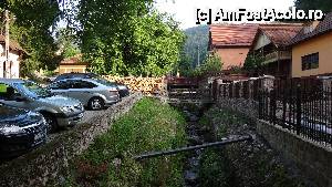[P09] Aista-i parcarea normală din fața vilei. Vila este în partea stângă. Parcarea pentru maxim 6 otovehicule.  » foto by bog68
 - 
<span class="allrVoted glyphicon glyphicon-heart hidden" id="av513819"></span>
<a class="m-l-10 hidden" id="sv513819" onclick="voting_Foto_DelVot(,513819,4594)" role="button">șterge vot <span class="glyphicon glyphicon-remove"></span></a>
<a id="v9513819" class=" c-red"  onclick="voting_Foto_SetVot(513819)" role="button"><span class="glyphicon glyphicon-heart-empty"></span> <b>LIKE</b> = Votează poza</a> <img class="hidden"  id="f513819W9" src="/imagini/loader.gif" border="0" /><span class="AjErrMes hidden" id="e513819ErM"></span>