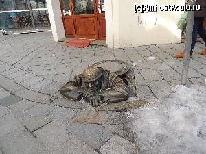 [P01] Centrul vechi al capitalei slovace are in peisaj asemenea figuri comice, un prilej de fotografii pentru turisti.  » foto by claudiu 71
 - 
<span class="allrVoted glyphicon glyphicon-heart hidden" id="av596557"></span>
<a class="m-l-10 hidden" id="sv596557" onclick="voting_Foto_DelVot(,596557,4596)" role="button">șterge vot <span class="glyphicon glyphicon-remove"></span></a>
<a id="v9596557" class=" c-red"  onclick="voting_Foto_SetVot(596557)" role="button"><span class="glyphicon glyphicon-heart-empty"></span> <b>LIKE</b> = Votează poza</a> <img class="hidden"  id="f596557W9" src="/imagini/loader.gif" border="0" /><span class="AjErrMes hidden" id="e596557ErM"></span>