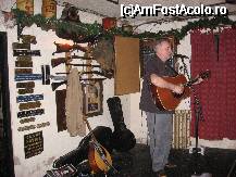 [P09] Trubadur care canta muzica traditionala in fata barului de la intrare. Armele din spate sunt pt cei care nu aplauda! » foto by vini
 - 
<span class="allrVoted glyphicon glyphicon-heart hidden" id="av42880"></span>
<a class="m-l-10 hidden" id="sv42880" onclick="voting_Foto_DelVot(,42880,4620)" role="button">șterge vot <span class="glyphicon glyphicon-remove"></span></a>
<a id="v942880" class=" c-red"  onclick="voting_Foto_SetVot(42880)" role="button"><span class="glyphicon glyphicon-heart-empty"></span> <b>LIKE</b> = Votează poza</a> <img class="hidden"  id="f42880W9" src="/imagini/loader.gif" border="0" /><span class="AjErrMes hidden" id="e42880ErM"></span>