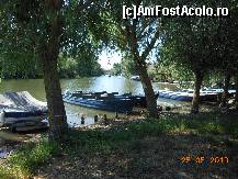 [P12] Murighiol - Debarcaderul în aşteptare de amatori de plimbări pe apă.  » foto by iulianic
 - 
<span class="allrVoted glyphicon glyphicon-heart hidden" id="av422198"></span>
<a class="m-l-10 hidden" id="sv422198" onclick="voting_Foto_DelVot(,422198,4623)" role="button">șterge vot <span class="glyphicon glyphicon-remove"></span></a>
<a id="v9422198" class=" c-red"  onclick="voting_Foto_SetVot(422198)" role="button"><span class="glyphicon glyphicon-heart-empty"></span> <b>LIKE</b> = Votează poza</a> <img class="hidden"  id="f422198W9" src="/imagini/loader.gif" border="0" /><span class="AjErrMes hidden" id="e422198ErM"></span>