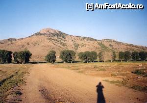 [P01] Dealul Consul (333 m), văzut de pe drumul de ţară ce vine dinspre comuna Izvoarele şi trece peste valea Taiţei. Te ademeneşte să urci pe el!...  » foto by Neptunus
 - 
<span class="allrVoted glyphicon glyphicon-heart hidden" id="av472578"></span>
<a class="m-l-10 hidden" id="sv472578" onclick="voting_Foto_DelVot(,472578,4623)" role="button">șterge vot <span class="glyphicon glyphicon-remove"></span></a>
<a id="v9472578" class=" c-red"  onclick="voting_Foto_SetVot(472578)" role="button"><span class="glyphicon glyphicon-heart-empty"></span> <b>LIKE</b> = Votează poza</a> <img class="hidden"  id="f472578W9" src="/imagini/loader.gif" border="0" /><span class="AjErrMes hidden" id="e472578ErM"></span>