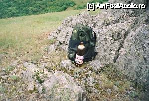 [P21] Un rucsac, o bere şi o broască ţestoasă... 
Rucsacul a însoţit călătorul, pe parcursul incursiunii sale. Berea a fost băută după coborârea de pe dealuri (până atunci fiind interzis consumul de băuturi alcoolice). Broasca ţestoasă a rămas în peisaj, deoarece acolo este locul ei...  » foto by Neptunus
 - 
<span class="allrVoted glyphicon glyphicon-heart hidden" id="av473510"></span>
<a class="m-l-10 hidden" id="sv473510" onclick="voting_Foto_DelVot(,473510,4623)" role="button">șterge vot <span class="glyphicon glyphicon-remove"></span></a>
<a id="v9473510" class=" c-red"  onclick="voting_Foto_SetVot(473510)" role="button"><span class="glyphicon glyphicon-heart-empty"></span> <b>LIKE</b> = Votează poza</a> <img class="hidden"  id="f473510W9" src="/imagini/loader.gif" border="0" /><span class="AjErrMes hidden" id="e473510ErM"></span>