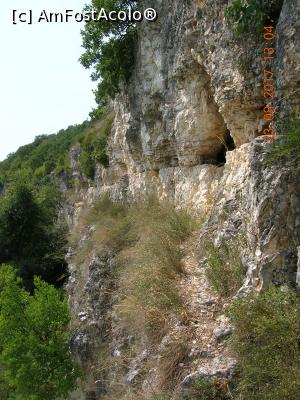[P07] De la peșteră, o mică cărăruie te poate duce pe perete mai departe. Noi ne-am riscat, dar nu pe o distanță prea mare.  » foto by Qvadratvus
 - 
<span class="allrVoted glyphicon glyphicon-heart hidden" id="av898670"></span>
<a class="m-l-10 hidden" id="sv898670" onclick="voting_Foto_DelVot(,898670,4623)" role="button">șterge vot <span class="glyphicon glyphicon-remove"></span></a>
<a id="v9898670" class=" c-red"  onclick="voting_Foto_SetVot(898670)" role="button"><span class="glyphicon glyphicon-heart-empty"></span> <b>LIKE</b> = Votează poza</a> <img class="hidden"  id="f898670W9" src="/imagini/loader.gif" border="0" /><span class="AjErrMes hidden" id="e898670ErM"></span>