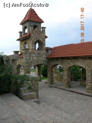 [P01] Intrarea în atrium. Coloanele și arcadele sunt placate cu piatră, pentru a se încadra contextului cetății și - evident, contextului arhitectural cultic dobrogean.  » foto by Qvadratvus
 - 
<span class="allrVoted glyphicon glyphicon-heart hidden" id="av900837"></span>
<a class="m-l-10 hidden" id="sv900837" onclick="voting_Foto_DelVot(,900837,4623)" role="button">șterge vot <span class="glyphicon glyphicon-remove"></span></a>
<a id="v9900837" class=" c-red"  onclick="voting_Foto_SetVot(900837)" role="button"><span class="glyphicon glyphicon-heart-empty"></span> <b>LIKE</b> = Votează poza</a> <img class="hidden"  id="f900837W9" src="/imagini/loader.gif" border="0" /><span class="AjErrMes hidden" id="e900837ErM"></span>