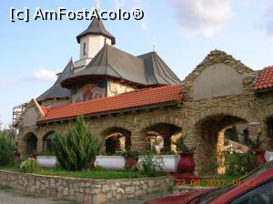 [P14] Și aici frontoanele așteaptă fie echipa de pictori să termine de zugrăvit exteriorul bisericii, fie echipa de decoratori. 
Un pic de Bizanț se ghicește din structura ansamblului...  » foto by Qvadratvus
 - 
<span class="allrVoted glyphicon glyphicon-heart hidden" id="av900865"></span>
<a class="m-l-10 hidden" id="sv900865" onclick="voting_Foto_DelVot(,900865,4623)" role="button">șterge vot <span class="glyphicon glyphicon-remove"></span></a>
<a id="v9900865" class=" c-red"  onclick="voting_Foto_SetVot(900865)" role="button"><span class="glyphicon glyphicon-heart-empty"></span> <b>LIKE</b> = Votează poza</a> <img class="hidden"  id="f900865W9" src="/imagini/loader.gif" border="0" /><span class="AjErrMes hidden" id="e900865ErM"></span>