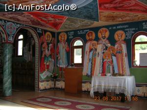 [P15] Pronaosul, cu încărcătură istorică națională (aceasta se exprimă și pe peretele de la intrare, neprins în imagine). Stâlpul central pare de marmură. Tavanul am uitat să-l fotografiez, din păcate,  simbolistica pictată fiind acolo structurată din elemente destul de rar întâlnite. » foto by Qvadratvus
 - 
<span class="allrVoted glyphicon glyphicon-heart hidden" id="av900871"></span>
<a class="m-l-10 hidden" id="sv900871" onclick="voting_Foto_DelVot(,900871,4623)" role="button">șterge vot <span class="glyphicon glyphicon-remove"></span></a>
<a id="v9900871" class=" c-red"  onclick="voting_Foto_SetVot(900871)" role="button"><span class="glyphicon glyphicon-heart-empty"></span> <b>LIKE</b> = Votează poza</a> <img class="hidden"  id="f900871W9" src="/imagini/loader.gif" border="0" /><span class="AjErrMes hidden" id="e900871ErM"></span>