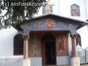[P27] Mănăstirea Țigănești - Intrarea în biserică. » foto by iulianic
 - 
<span class="allrVoted glyphicon glyphicon-heart hidden" id="av1215250"></span>
<a class="m-l-10 hidden" id="sv1215250" onclick="voting_Foto_DelVot(,1215250,4638)" role="button">șterge vot <span class="glyphicon glyphicon-remove"></span></a>
<a id="v91215250" class=" c-red"  onclick="voting_Foto_SetVot(1215250)" role="button"><span class="glyphicon glyphicon-heart-empty"></span> <b>LIKE</b> = Votează poza</a> <img class="hidden"  id="f1215250W9" src="/imagini/loader.gif" border="0" /><span class="AjErrMes hidden" id="e1215250ErM"></span>