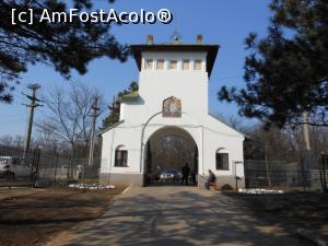 [P05] Mănăstirea Cernica - Turnul și gangul de la intrarea în incintă. » foto by iulianic
 - 
<span class="allrVoted glyphicon glyphicon-heart hidden" id="av1215228"></span>
<a class="m-l-10 hidden" id="sv1215228" onclick="voting_Foto_DelVot(,1215228,4638)" role="button">șterge vot <span class="glyphicon glyphicon-remove"></span></a>
<a id="v91215228" class=" c-red"  onclick="voting_Foto_SetVot(1215228)" role="button"><span class="glyphicon glyphicon-heart-empty"></span> <b>LIKE</b> = Votează poza</a> <img class="hidden"  id="f1215228W9" src="/imagini/loader.gif" border="0" /><span class="AjErrMes hidden" id="e1215228ErM"></span>
