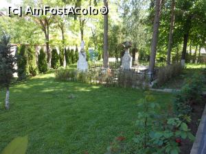 [P11] Biserica "Vintila Voda" - Crucea de pomenire a ctitorilor si mormantul preotului Ene Ion. » foto by iulianic
 - 
<span class="allrVoted glyphicon glyphicon-heart hidden" id="av1302522"></span>
<a class="m-l-10 hidden" id="sv1302522" onclick="voting_Foto_DelVot(,1302522,4638)" role="button">șterge vot <span class="glyphicon glyphicon-remove"></span></a>
<a id="v91302522" class=" c-red"  onclick="voting_Foto_SetVot(1302522)" role="button"><span class="glyphicon glyphicon-heart-empty"></span> <b>LIKE</b> = Votează poza</a> <img class="hidden"  id="f1302522W9" src="/imagini/loader.gif" border="0" /><span class="AjErrMes hidden" id="e1302522ErM"></span>