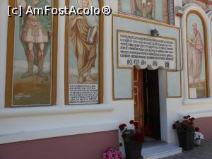 [P19] Biserica "Vintila Voda" - Intrarea. » foto by iulianic
 - 
<span class="allrVoted glyphicon glyphicon-heart hidden" id="av1302530"></span>
<a class="m-l-10 hidden" id="sv1302530" onclick="voting_Foto_DelVot(,1302530,4638)" role="button">șterge vot <span class="glyphicon glyphicon-remove"></span></a>
<a id="v91302530" class=" c-red"  onclick="voting_Foto_SetVot(1302530)" role="button"><span class="glyphicon glyphicon-heart-empty"></span> <b>LIKE</b> = Votează poza</a> <img class="hidden"  id="f1302530W9" src="/imagini/loader.gif" border="0" /><span class="AjErrMes hidden" id="e1302530ErM"></span>