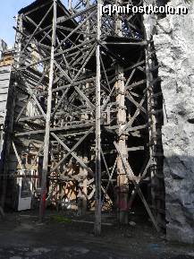 [P38] Aceeaşi schelărie de lemn sprijină pe o parte faţade de case de pe strada franceză, iar pe cealaltă stîncile decorului The Cave.  » foto by abancor
 - 
<span class="allrVoted glyphicon glyphicon-heart hidden" id="av423601"></span>
<a class="m-l-10 hidden" id="sv423601" onclick="voting_Foto_DelVot(,423601,4638)" role="button">șterge vot <span class="glyphicon glyphicon-remove"></span></a>
<a id="v9423601" class=" c-red"  onclick="voting_Foto_SetVot(423601)" role="button"><span class="glyphicon glyphicon-heart-empty"></span> <b>LIKE</b> = Votează poza</a> <img class="hidden"  id="f423601W9" src="/imagini/loader.gif" border="0" /><span class="AjErrMes hidden" id="e423601ErM"></span>
