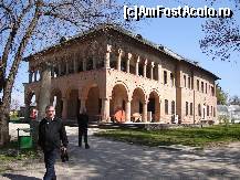 [P16] Casa d oaspeţi. În dreapta se vede şi o parte din sere. » foto by Costi
 - 
<span class="allrVoted glyphicon glyphicon-heart hidden" id="av44400"></span>
<a class="m-l-10 hidden" id="sv44400" onclick="voting_Foto_DelVot(,44400,4638)" role="button">șterge vot <span class="glyphicon glyphicon-remove"></span></a>
<a id="v944400" class=" c-red"  onclick="voting_Foto_SetVot(44400)" role="button"><span class="glyphicon glyphicon-heart-empty"></span> <b>LIKE</b> = Votează poza</a> <img class="hidden"  id="f44400W9" src="/imagini/loader.gif" border="0" /><span class="AjErrMes hidden" id="e44400ErM"></span>