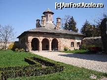 [P06] Bucătăria de la palatul Mogoşoaia, aflată de partea stângă a intrării, privind dinspre palat. » foto by Costi
 - 
<span class="allrVoted glyphicon glyphicon-heart hidden" id="av44390"></span>
<a class="m-l-10 hidden" id="sv44390" onclick="voting_Foto_DelVot(,44390,4638)" role="button">șterge vot <span class="glyphicon glyphicon-remove"></span></a>
<a id="v944390" class=" c-red"  onclick="voting_Foto_SetVot(44390)" role="button"><span class="glyphicon glyphicon-heart-empty"></span> <b>LIKE</b> = Votează poza</a> <img class="hidden"  id="f44390W9" src="/imagini/loader.gif" border="0" /><span class="AjErrMes hidden" id="e44390ErM"></span>