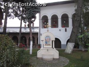 [P11] Mănăstirea Plumbuita, cişmea sub un monument » foto by Michi
 - 
<span class="allrVoted glyphicon glyphicon-heart hidden" id="av1341323"></span>
<a class="m-l-10 hidden" id="sv1341323" onclick="voting_Foto_DelVot(,1341323,4638)" role="button">șterge vot <span class="glyphicon glyphicon-remove"></span></a>
<a id="v91341323" class=" c-red"  onclick="voting_Foto_SetVot(1341323)" role="button"><span class="glyphicon glyphicon-heart-empty"></span> <b>LIKE</b> = Votează poza</a> <img class="hidden"  id="f1341323W9" src="/imagini/loader.gif" border="0" /><span class="AjErrMes hidden" id="e1341323ErM"></span>