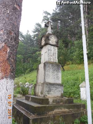 [P27] Râşnov - Monumentul eroilor de la Biserica Ortodoxă veche.  » foto by iulianic
 - 
<span class="allrVoted glyphicon glyphicon-heart hidden" id="av534912"></span>
<a class="m-l-10 hidden" id="sv534912" onclick="voting_Foto_DelVot(,534912,4656)" role="button">șterge vot <span class="glyphicon glyphicon-remove"></span></a>
<a id="v9534912" class=" c-red"  onclick="voting_Foto_SetVot(534912)" role="button"><span class="glyphicon glyphicon-heart-empty"></span> <b>LIKE</b> = Votează poza</a> <img class="hidden"  id="f534912W9" src="/imagini/loader.gif" border="0" /><span class="AjErrMes hidden" id="e534912ErM"></span>