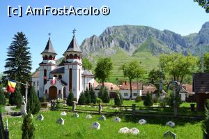 [P21] Biserica ortodoxă din Rimetea (în fundal Piatra Secuiului și în față se pare un memorial soldați sovietici)  » foto by AZE
 - 
<span class="allrVoted glyphicon glyphicon-heart hidden" id="av962815"></span>
<a class="m-l-10 hidden" id="sv962815" onclick="voting_Foto_DelVot(,962815,4656)" role="button">șterge vot <span class="glyphicon glyphicon-remove"></span></a>
<a id="v9962815" class=" c-red"  onclick="voting_Foto_SetVot(962815)" role="button"><span class="glyphicon glyphicon-heart-empty"></span> <b>LIKE</b> = Votează poza</a> <img class="hidden"  id="f962815W9" src="/imagini/loader.gif" border="0" /><span class="AjErrMes hidden" id="e962815ErM"></span>